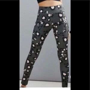 MINK PINK MOVE LEOPARD PRINT LEGGINGS SZ MEDIUM